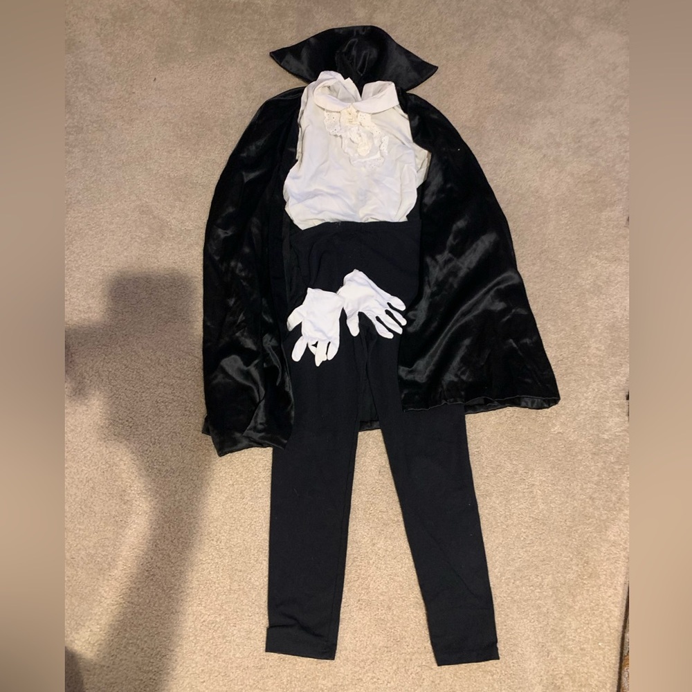 Kids vampire Halloween costume size 6-8? Depending on child